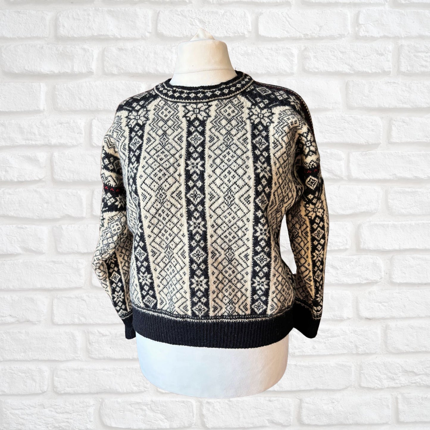 Vintage Black, Cream and Red Dale of Norway Wool Jumper. Approx UK size 14-18