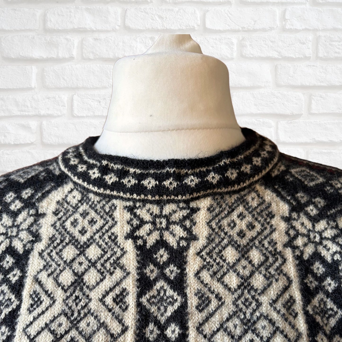 Vintage Black, Cream and Red Dale of Norway Wool Jumper. Approx UK size 14-18