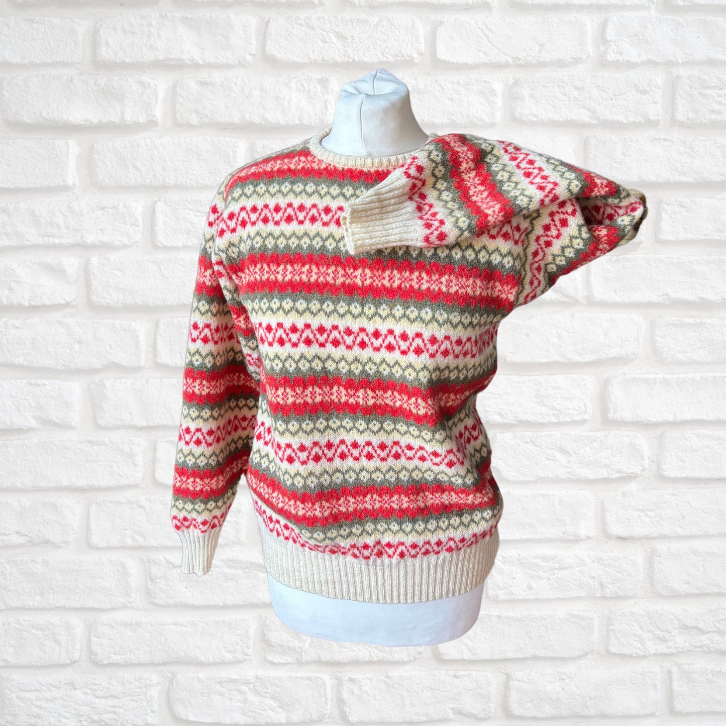 Vintage 80s Benetton Shetland Wool Jumper – Cream, red and green Fair Isle Knit. Approx UK size 10- 14