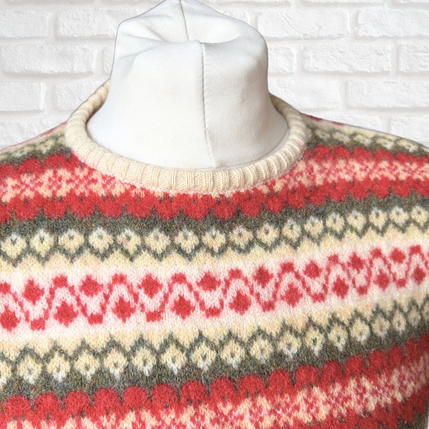 Vintage 80s Benetton Shetland Wool Jumper – Cream, red and green Fair Isle Knit. Approx UK size 10- 14