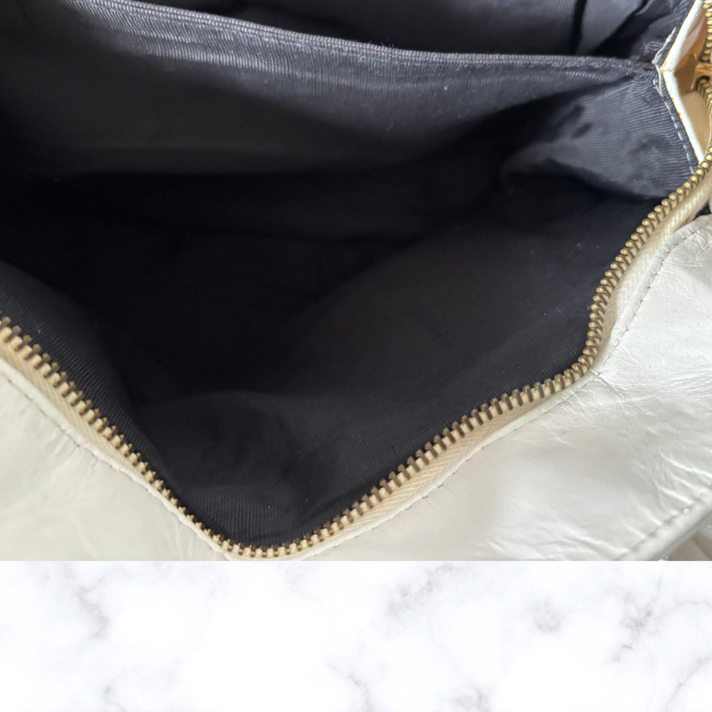 White Leather 70s Vintage Shoulder and top handle Bag by Sandix. Stylish and Secure