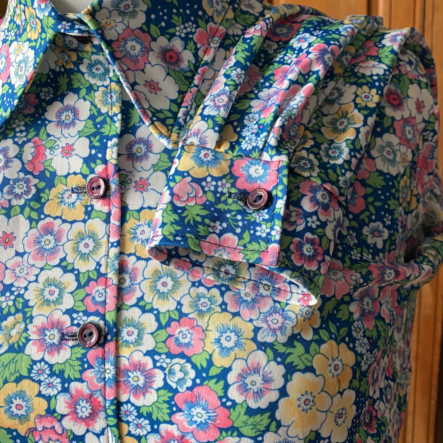 Long cuffed sleeved curvy fit vintage blouse - perfect for any occasion