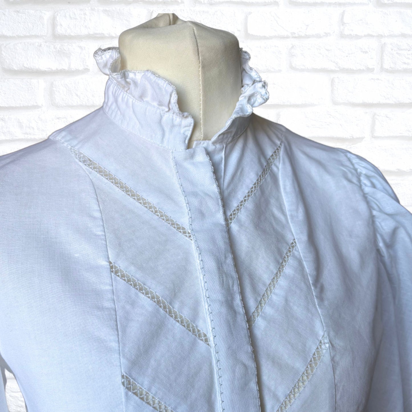 Vintage White Cotton Blouse with Frill Collar. Approx UK size 12-14