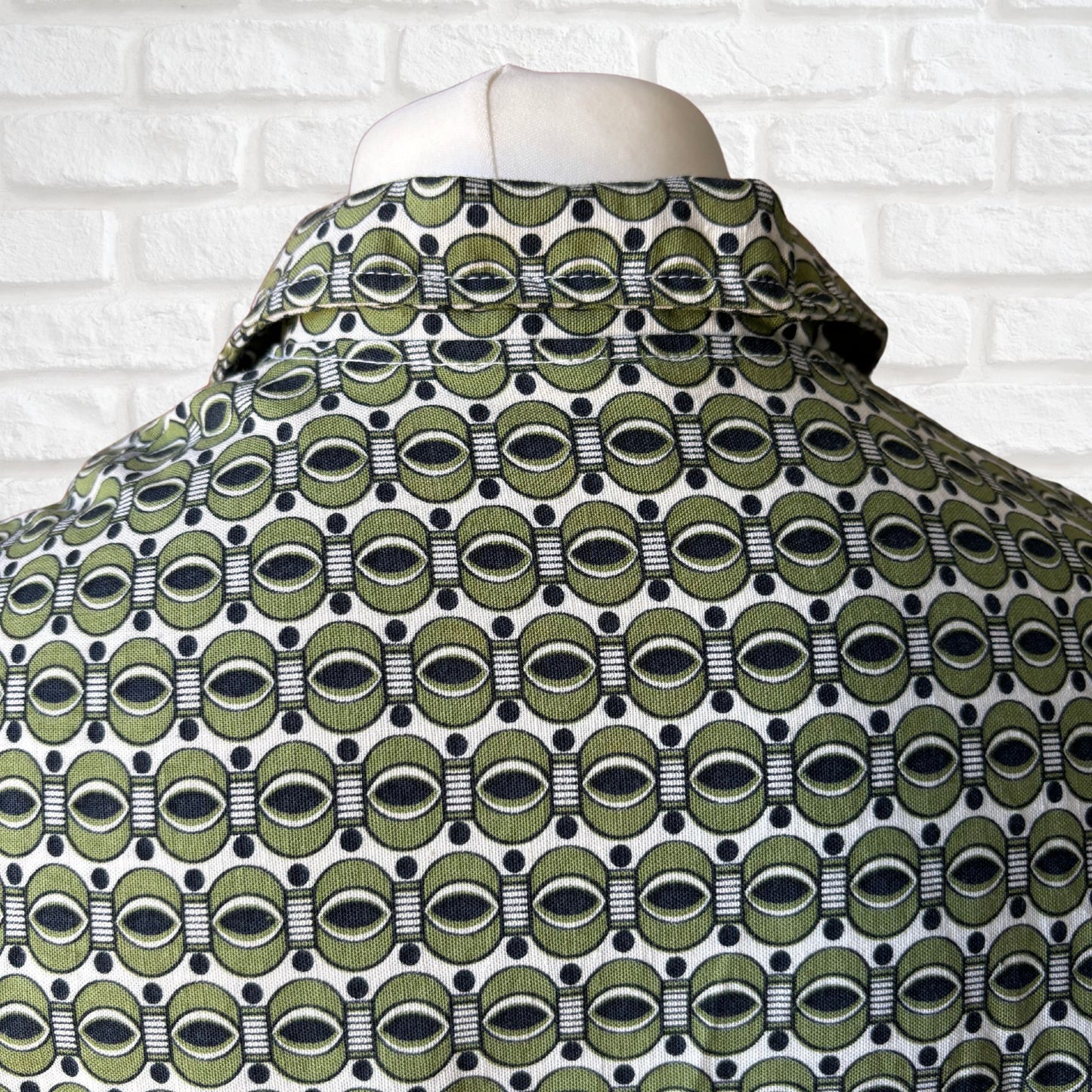 1970s Green, Black and White Geometric Print Cotton Vintage Shirt. Approx UK size L-XL (men  ) 18-20( women)