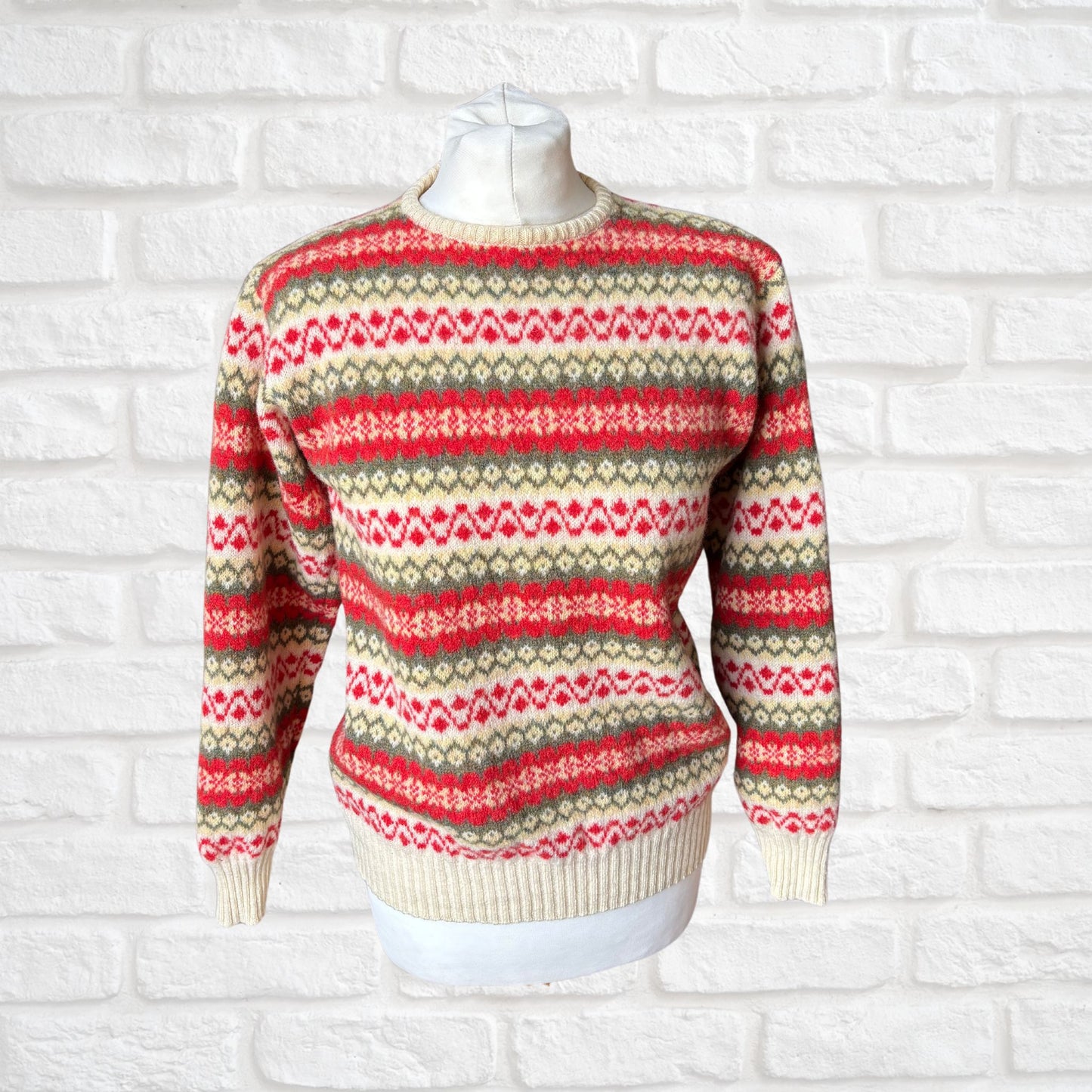 Vintage 80s Benetton Shetland Wool Jumper – Cream, red and green Fair Isle Knit. Approx UK size 10- 14