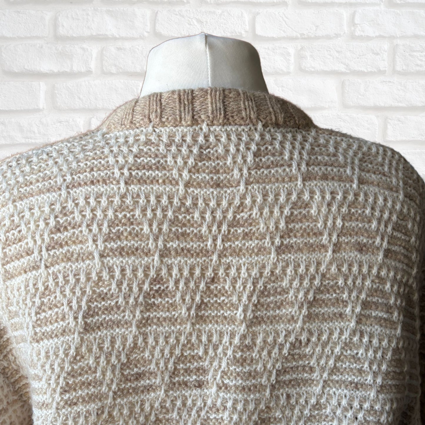 Beige and White Chunky Crew Neck Vintage Jumper.Approx UK size 16-20