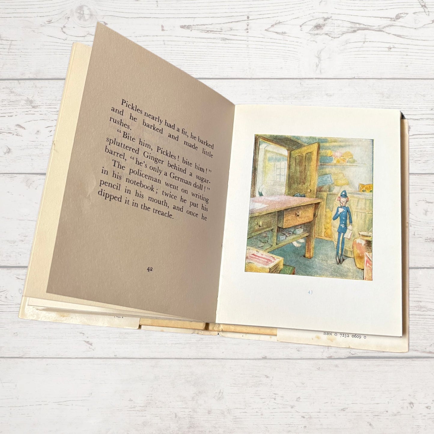 The Tale of Ginger and Pickles. Vintage Beatrix Potter book. 1971 edition