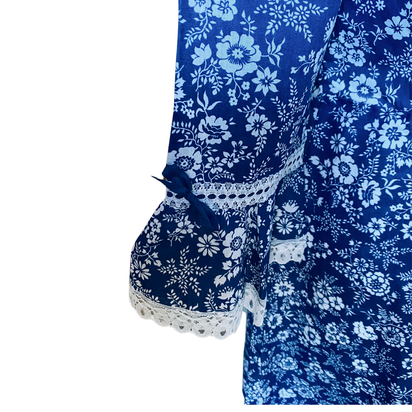 60s/70s blue and white floral mini prairie dress with white lace trim. Approx UK. size 8-10