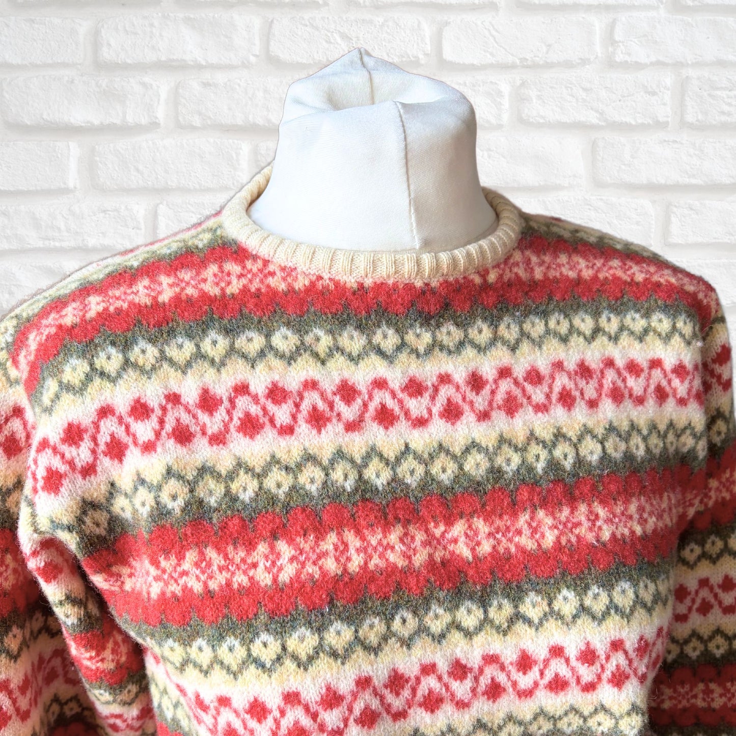 Vintage 80s Benetton Shetland Wool Jumper – Cream, red and green Fair Isle Knit. Approx UK size 10- 14