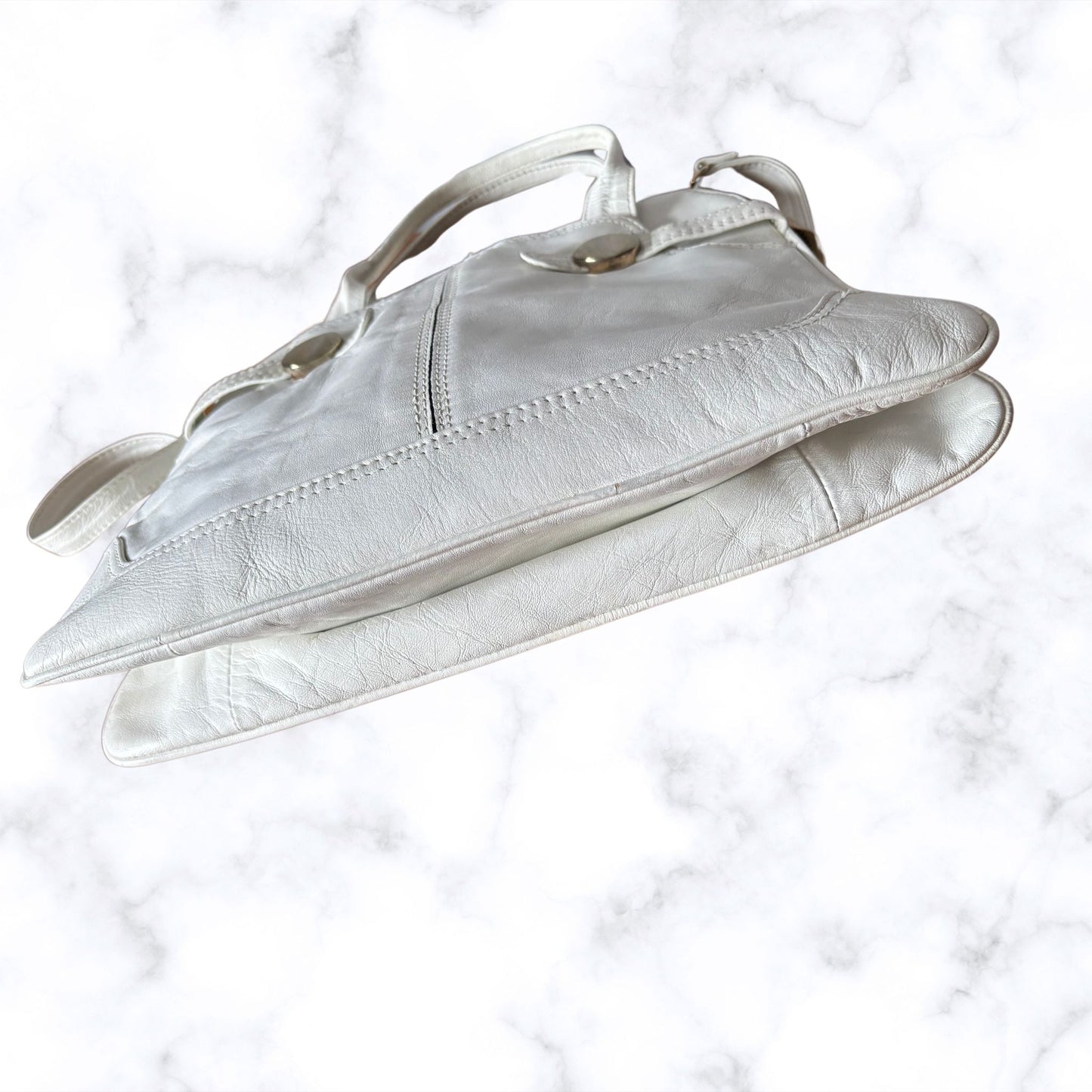 White Leather 70s Vintage Shoulder and top handle Bag by Sandix. Stylish and Secure