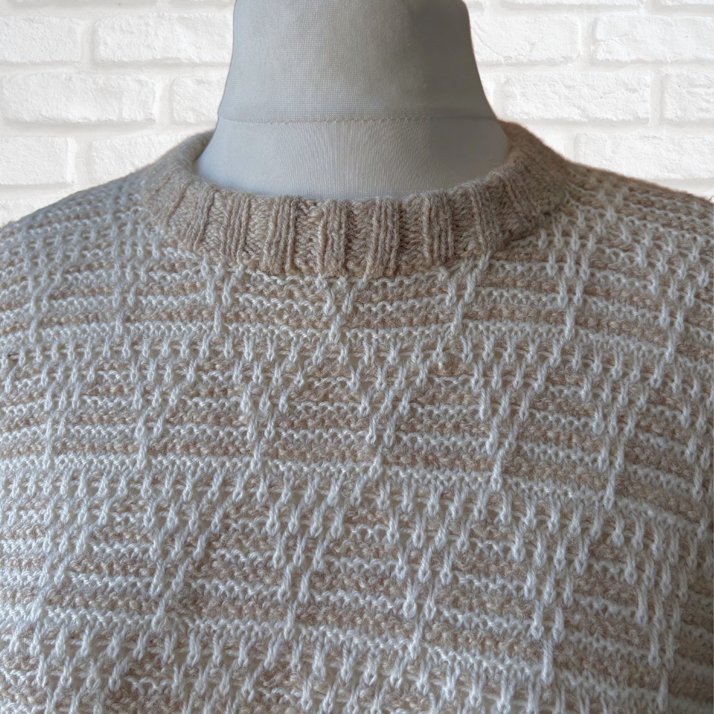Beige and White Chunky Crew Neck Vintage Jumper.Approx UK size 16-20