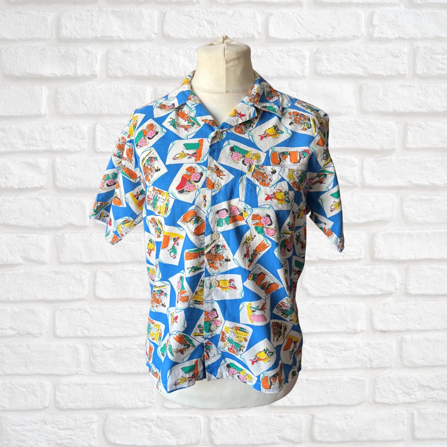 70s Blue Cartoon Novelty Print Vintage Cotton Shirt. Approx UK size M (men) 14-16( women )