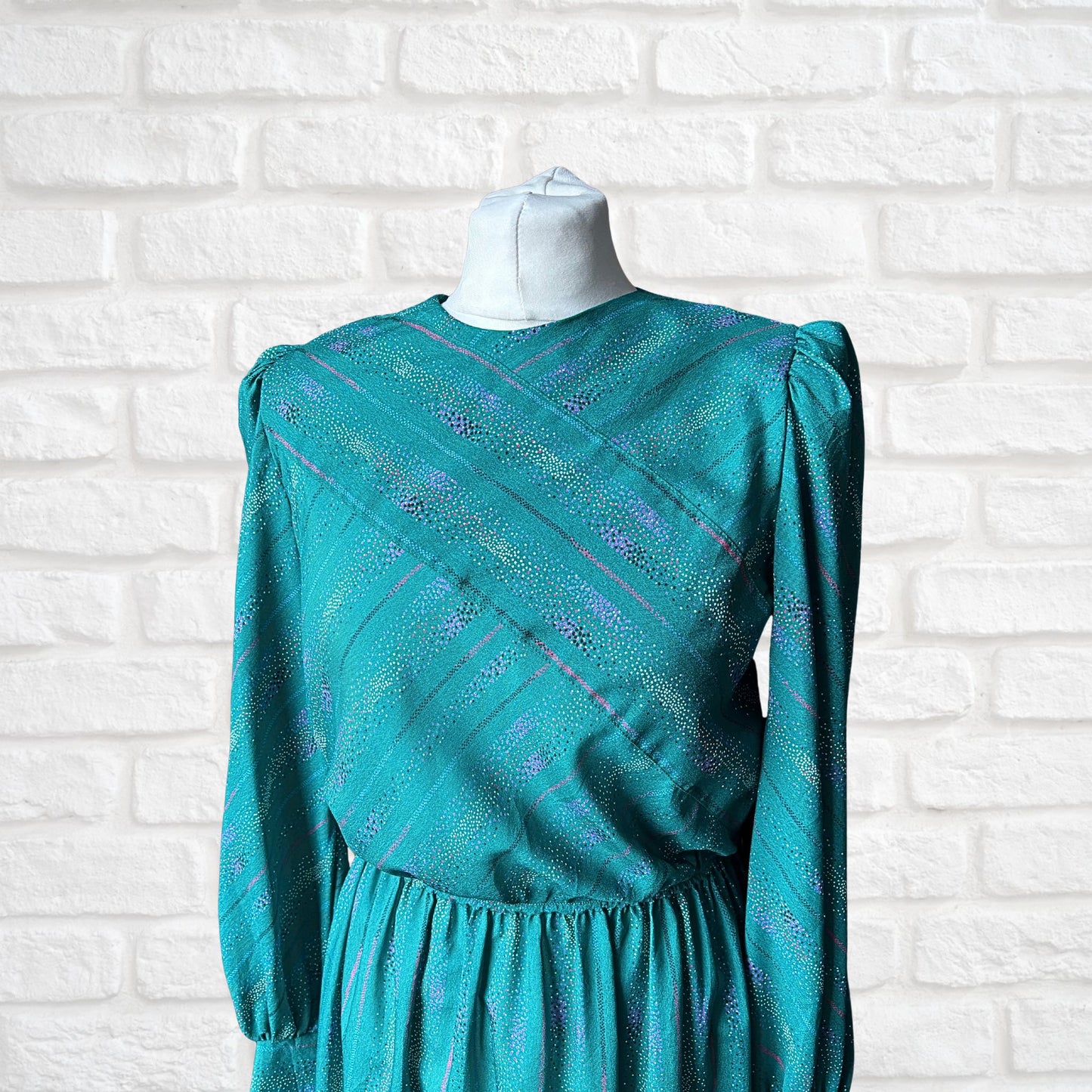 Green Polka Dot 70s Vintage Dress with Long Sleeves by Leslie Fay. Approx U.K. size 10-12