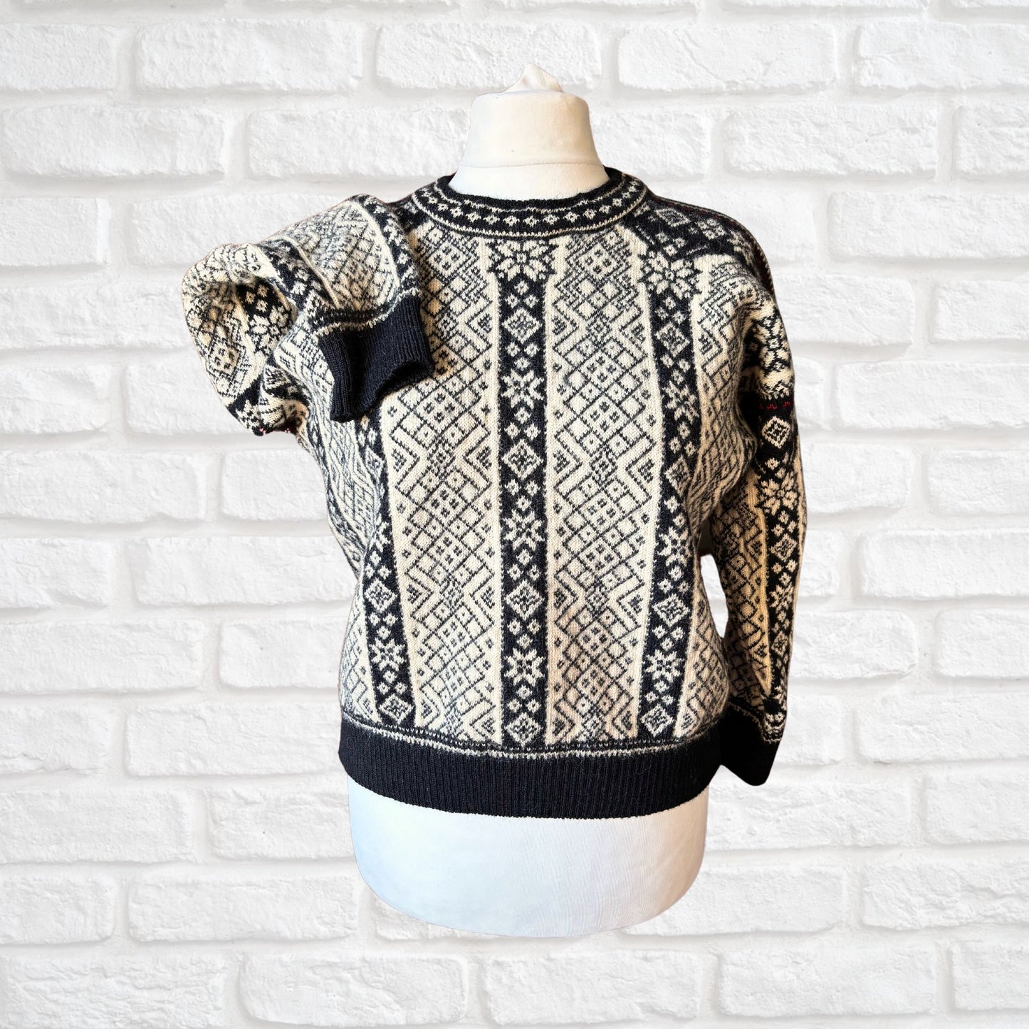 Vintage Black, Cream and Red Dale of Norway Wool Jumper. Approx UK size 14-18