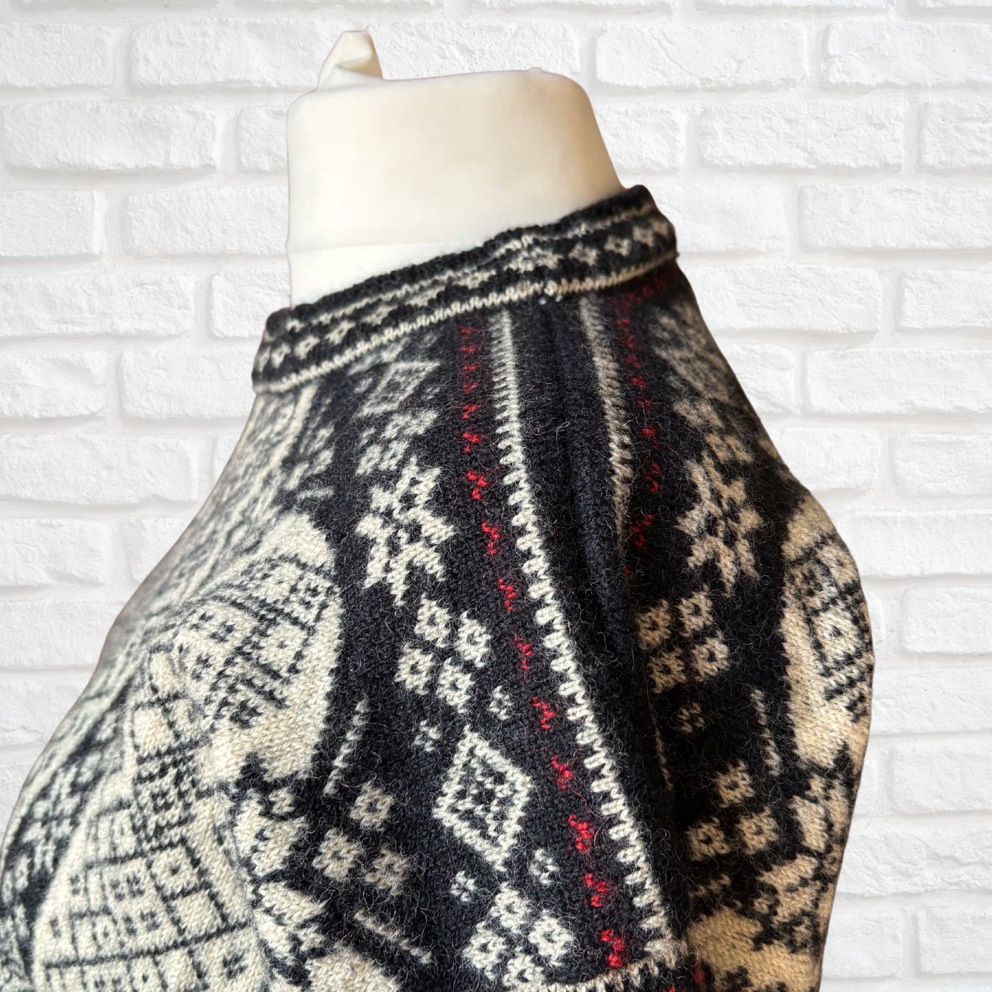 Vintage Black, Cream and Red Dale of Norway Wool Jumper. Approx UK size 14-18