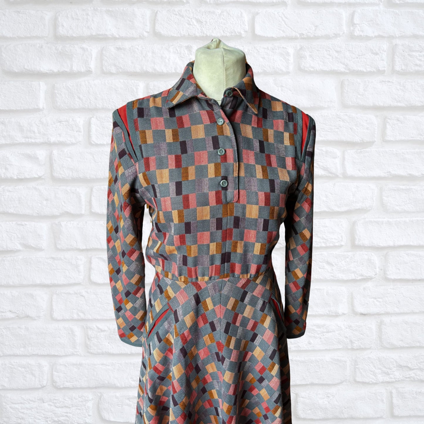 Timeless 80s Vintage Fit and Flare Checked Midi Dress. Approx UK size 12-14