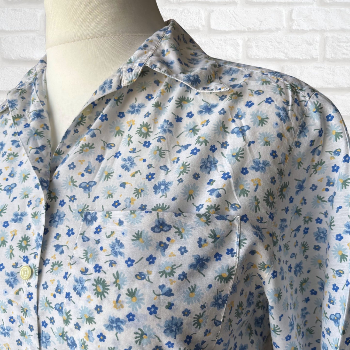 Vintage White and Blue Floral Cotton Blend Shirt . Approx UK size 14-16