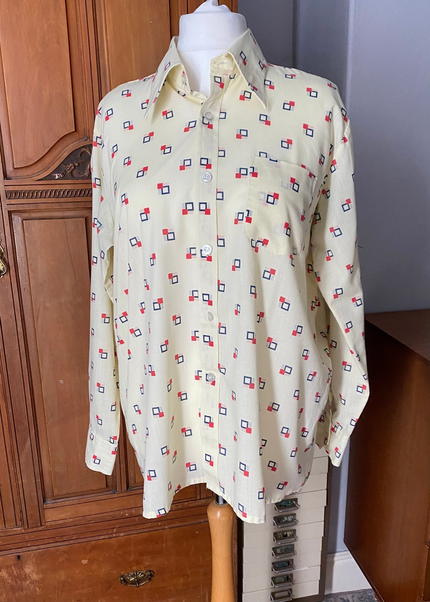 70s cream, red and blue geometric print shirt. Approx UK size 16-22 (w) L-XL (m)