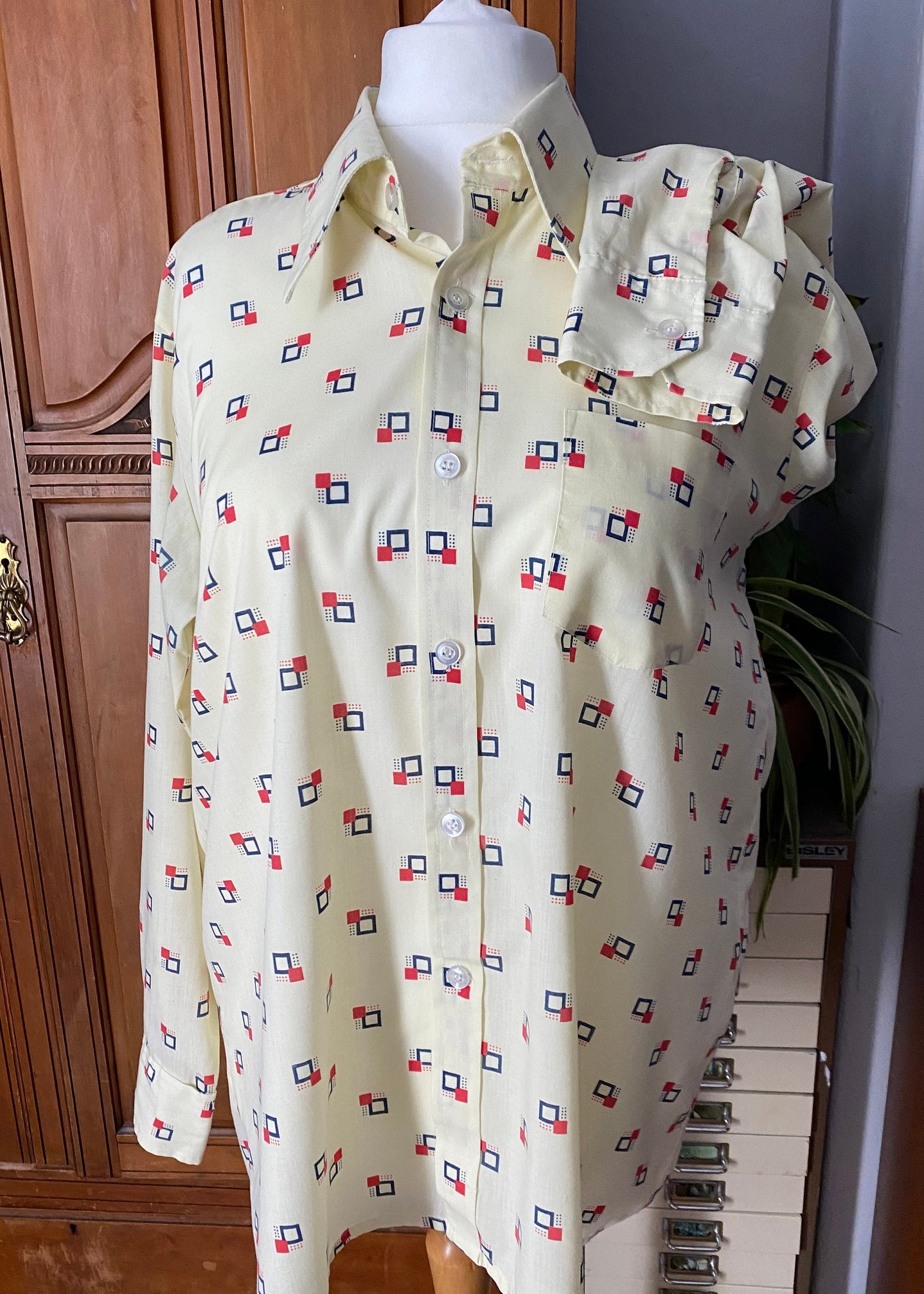 70s cream, red and blue geometric print shirt. Approx UK size 16-22 (w) L-XL (m)