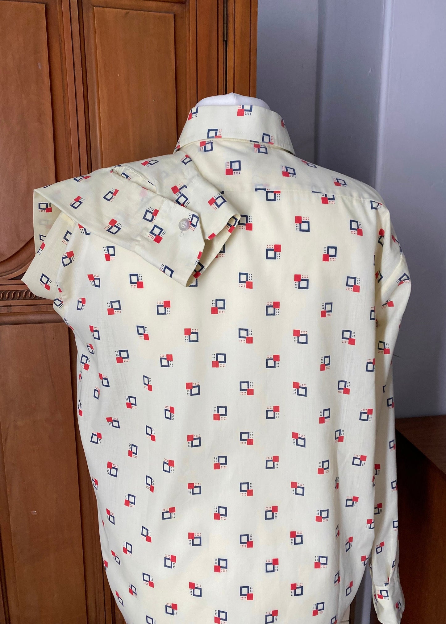 70s cream, red and blue geometric print shirt. Approx UK size 16-22 (w) L-XL (m)