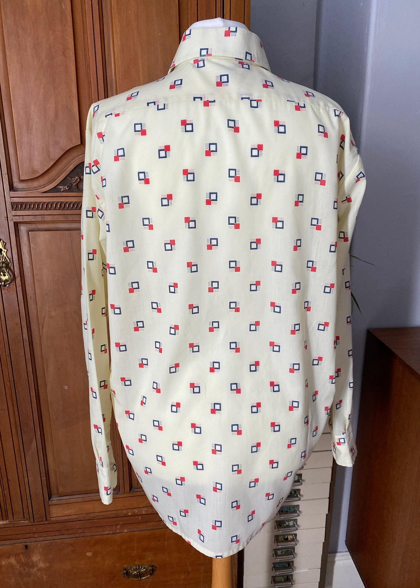 70s cream, red and blue geometric print shirt. Approx UK size 16-22 (w) L-XL (m)
