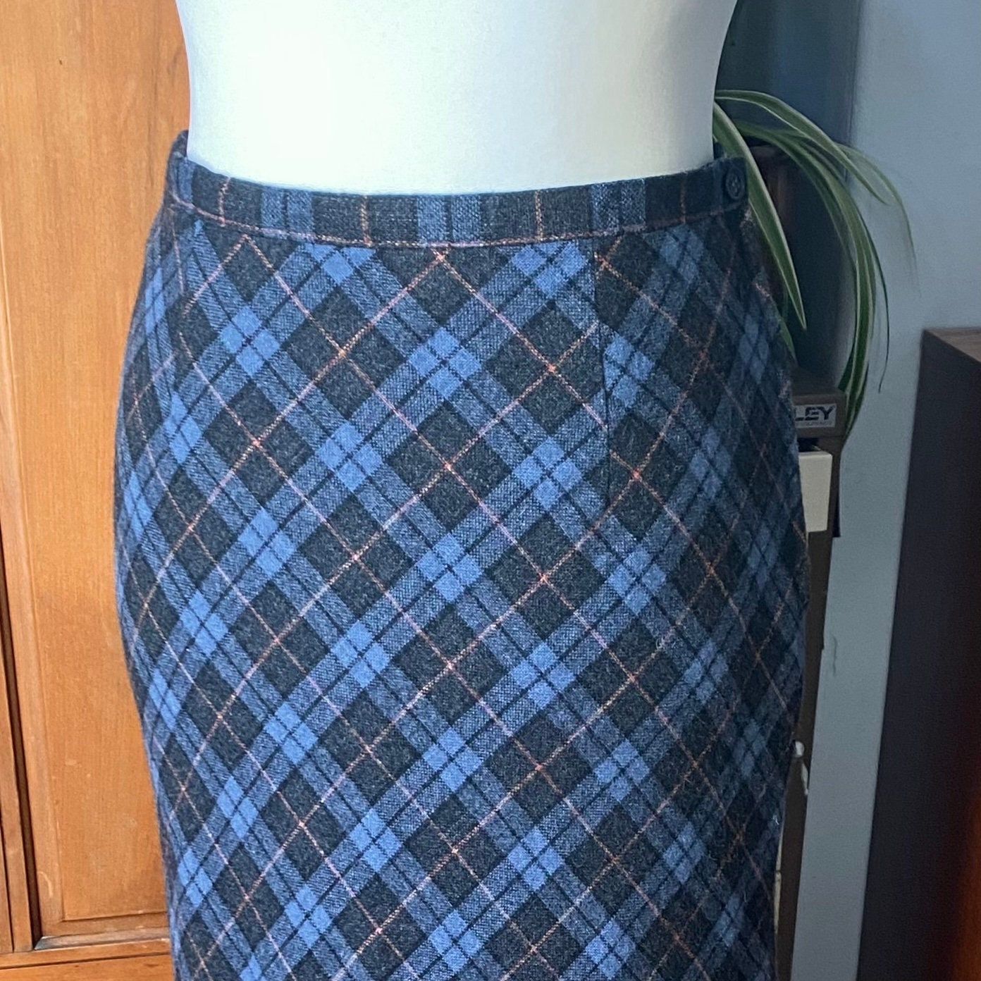 90s blue tartan/ plaid wool blend fully lined maxi skirt. Approx  U.K. size 12-14