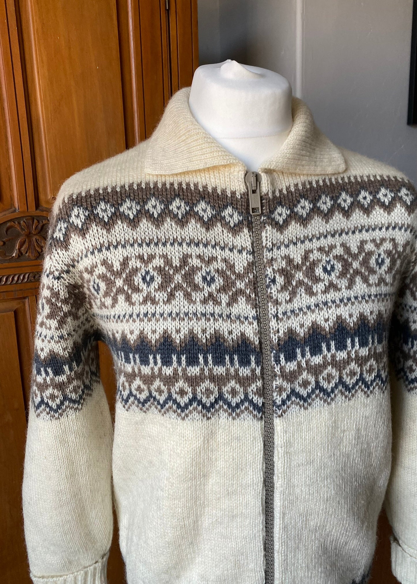 70s style cream and brown zip up collared cardigan. Approx UK size m to L(m) 16-18 (f)