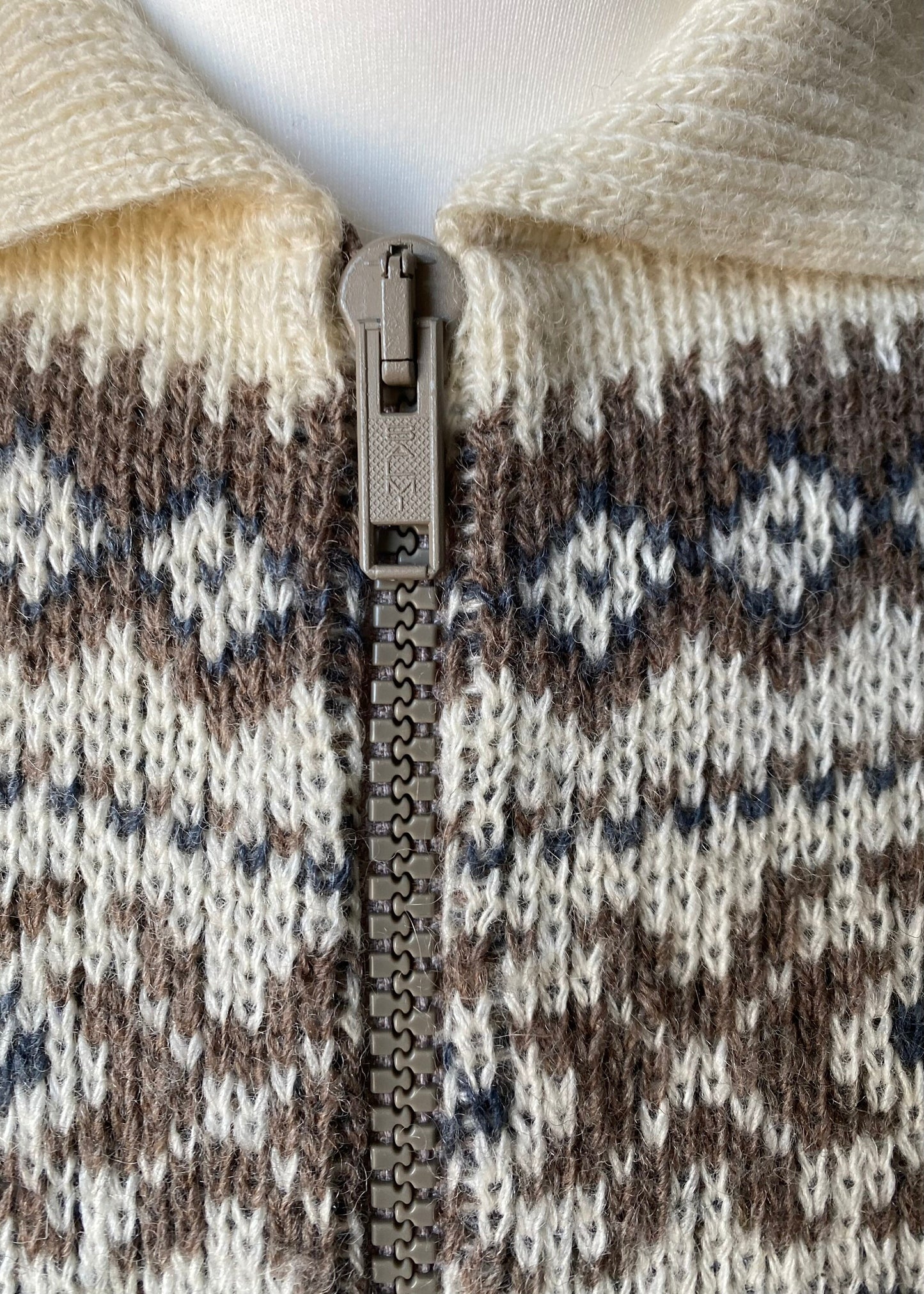 70s style cream and brown zip up collared cardigan. Approx UK size m to L(m) 16-18 (f)