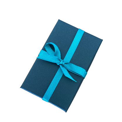 Presentation box with fabric ribbon 