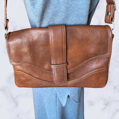 Brown vinyl shoulder bag 