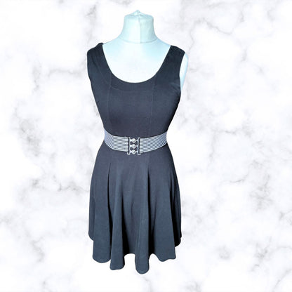 Vintage 80s Black and White Striped Stretch Waist Belt with Metal Clasp. Approx UK size 6-10