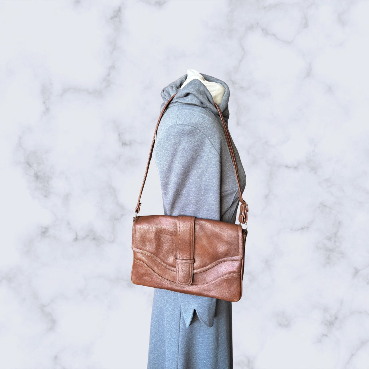 Brown vinyl 70s shoulder bag with front fastening