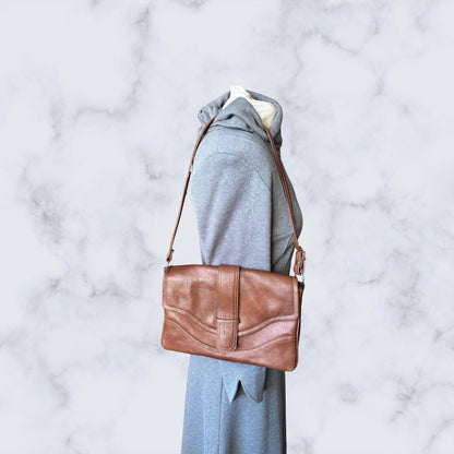 Brown vinyl 70s shoulder bag with front fastening