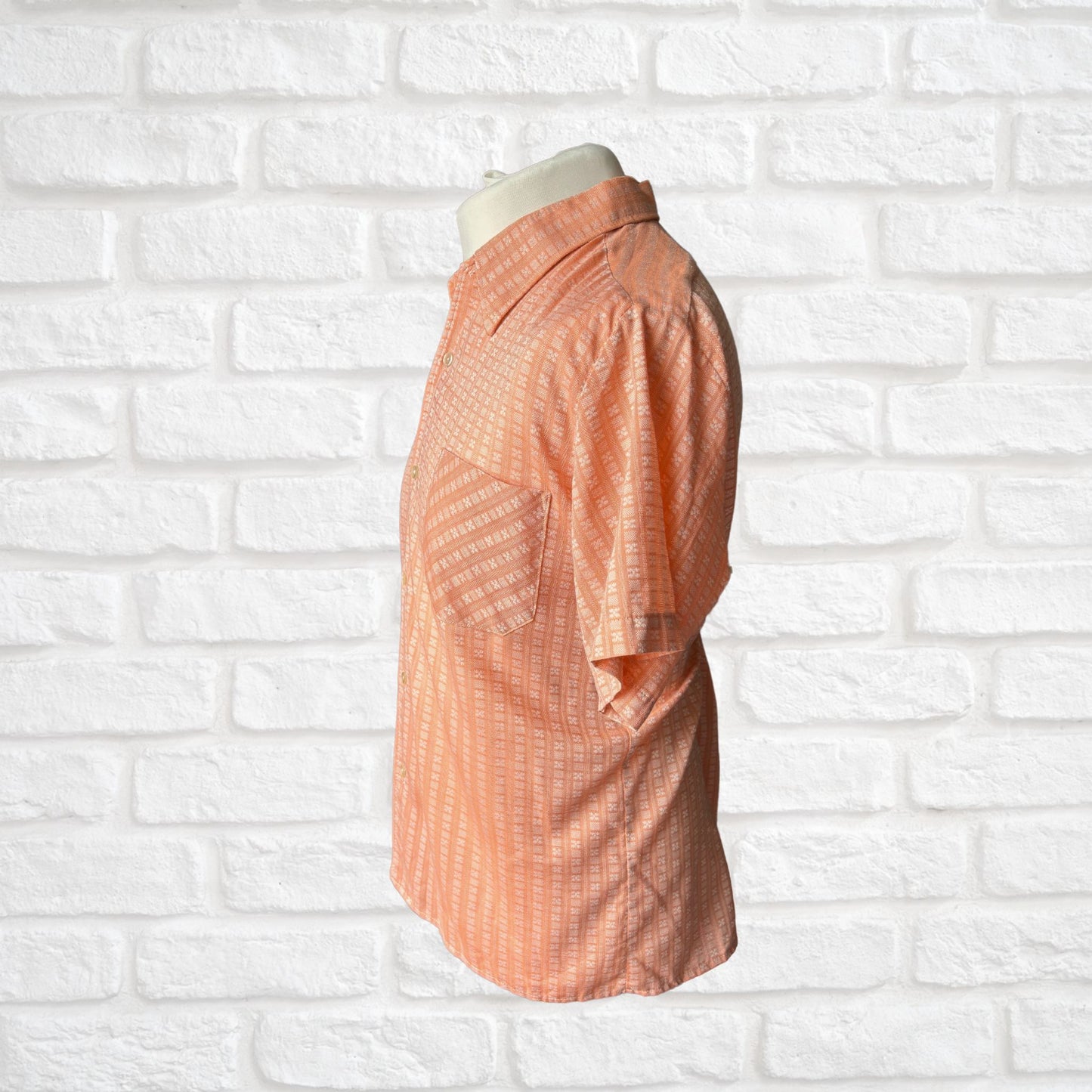 70s Vintage Peach and White Short Sleeved Shirt  - Classic Retro Style. Approx UK size L - XL (men) 18-20 (women )