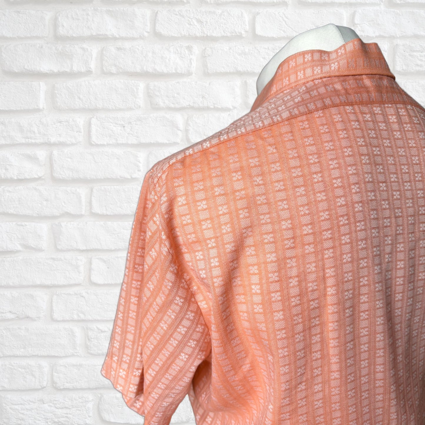 70s Vintage Peach and White Short Sleeved Shirt  - Classic Retro Style. Approx UK size L - XL (men) 18-20 (women )