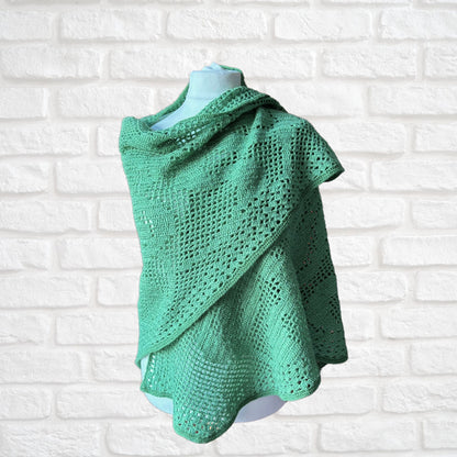 Vintage 70s Boho style Hand Crocheted Triangular Green Vintage Shawl/Wrap.Free Size
