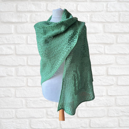 Vintage 70s Boho style Hand Crocheted Triangular Green Vintage Shawl/Wrap.Free Size
