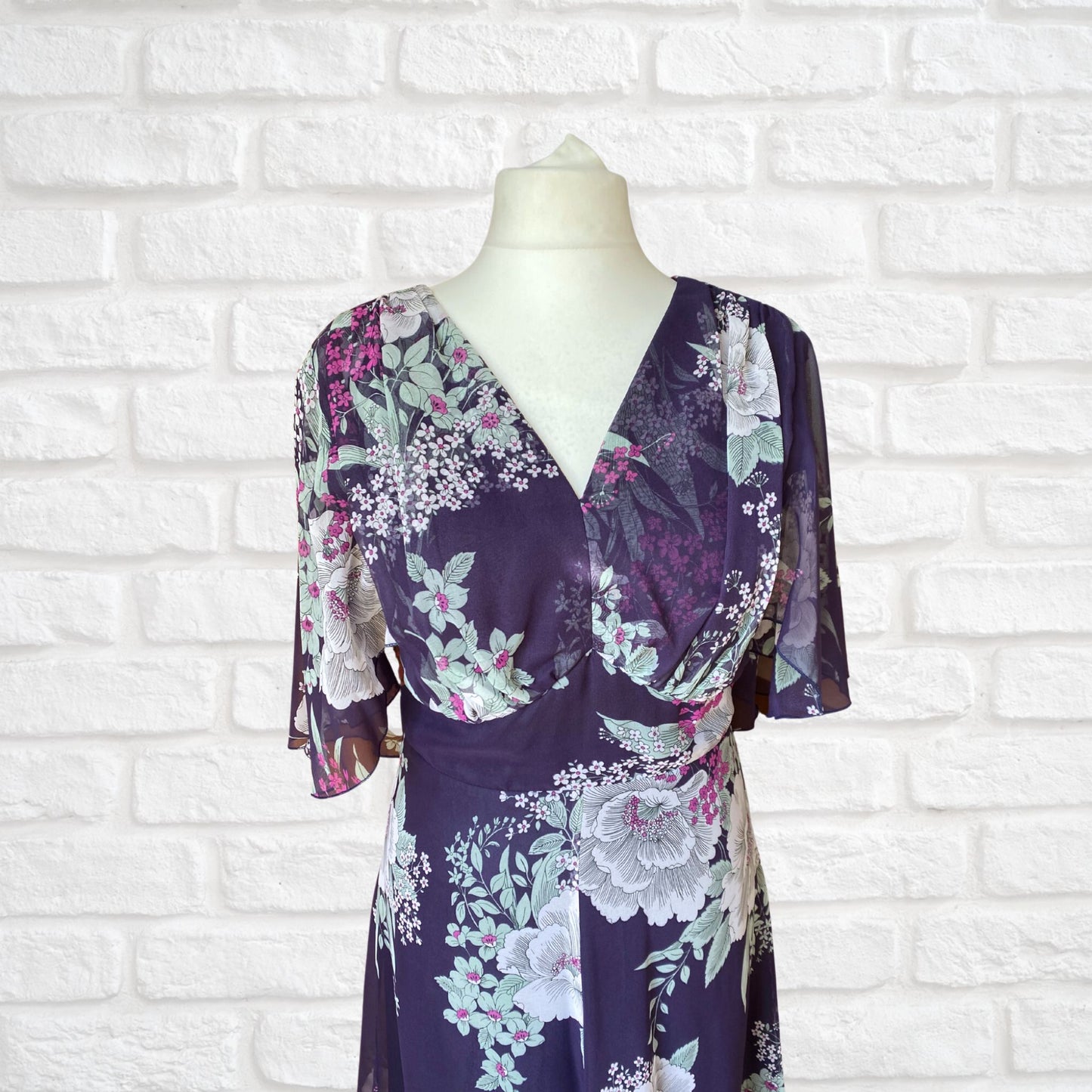 70s purple floral maxi dress with short angel sleeves. Approx UK size 14