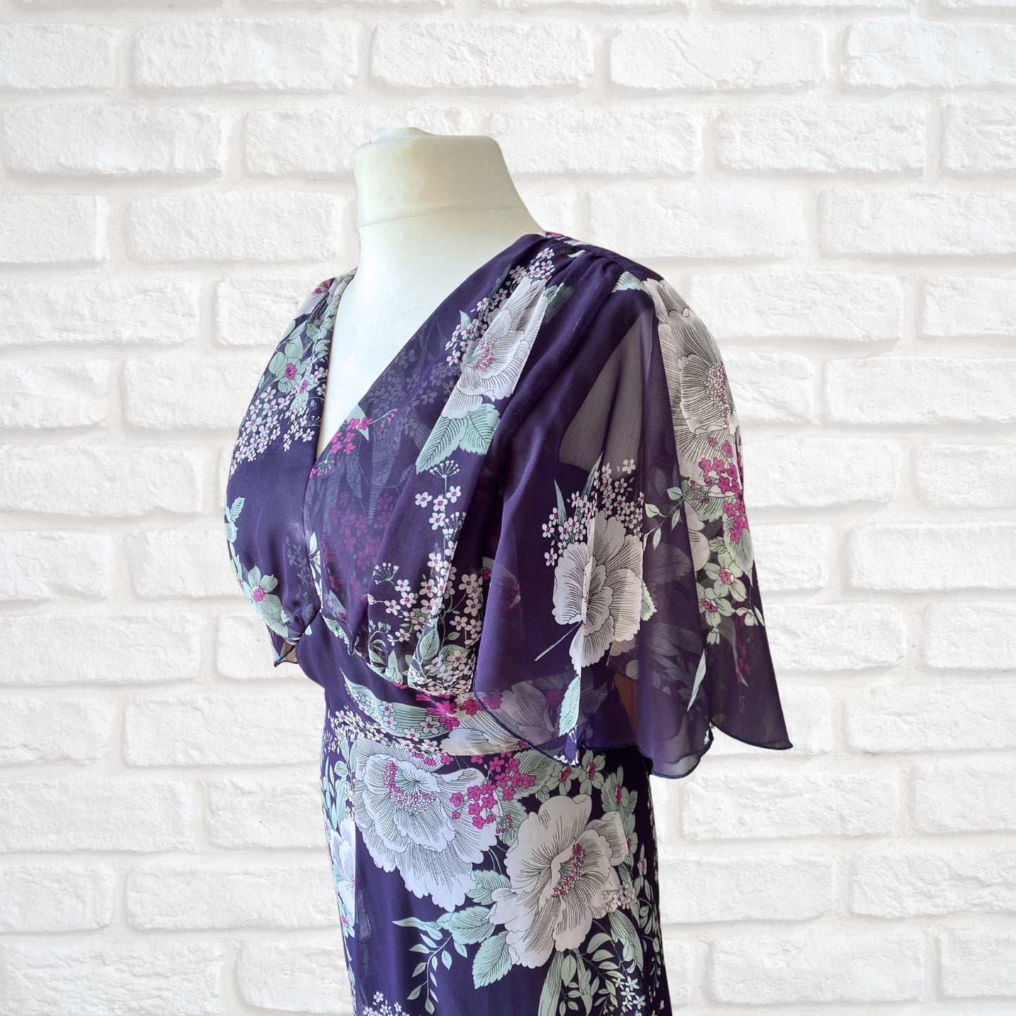 70s purple floral maxi dress with short angel sleeves. Approx UK size 14
