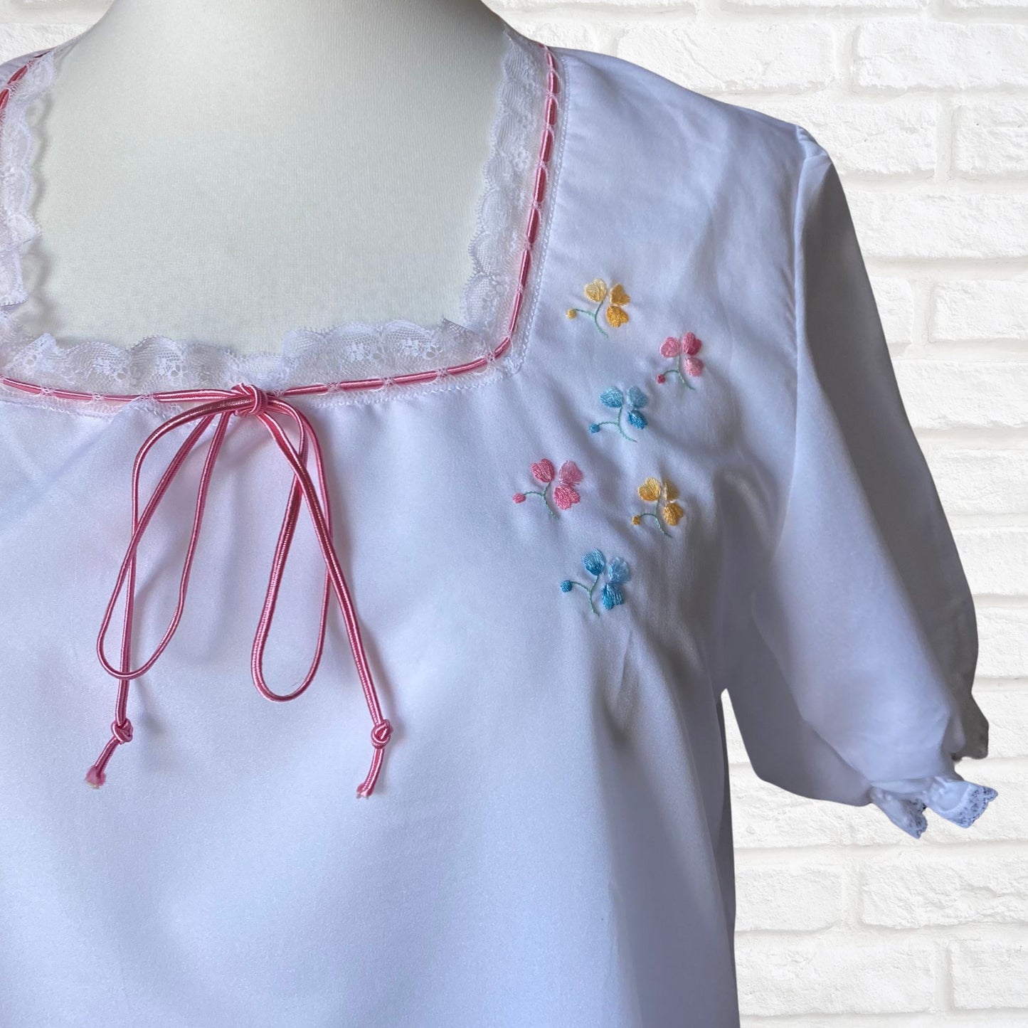 Vintage white puff sleeved nightgown with pink embroidered flower detail. Approx UK size 14-20