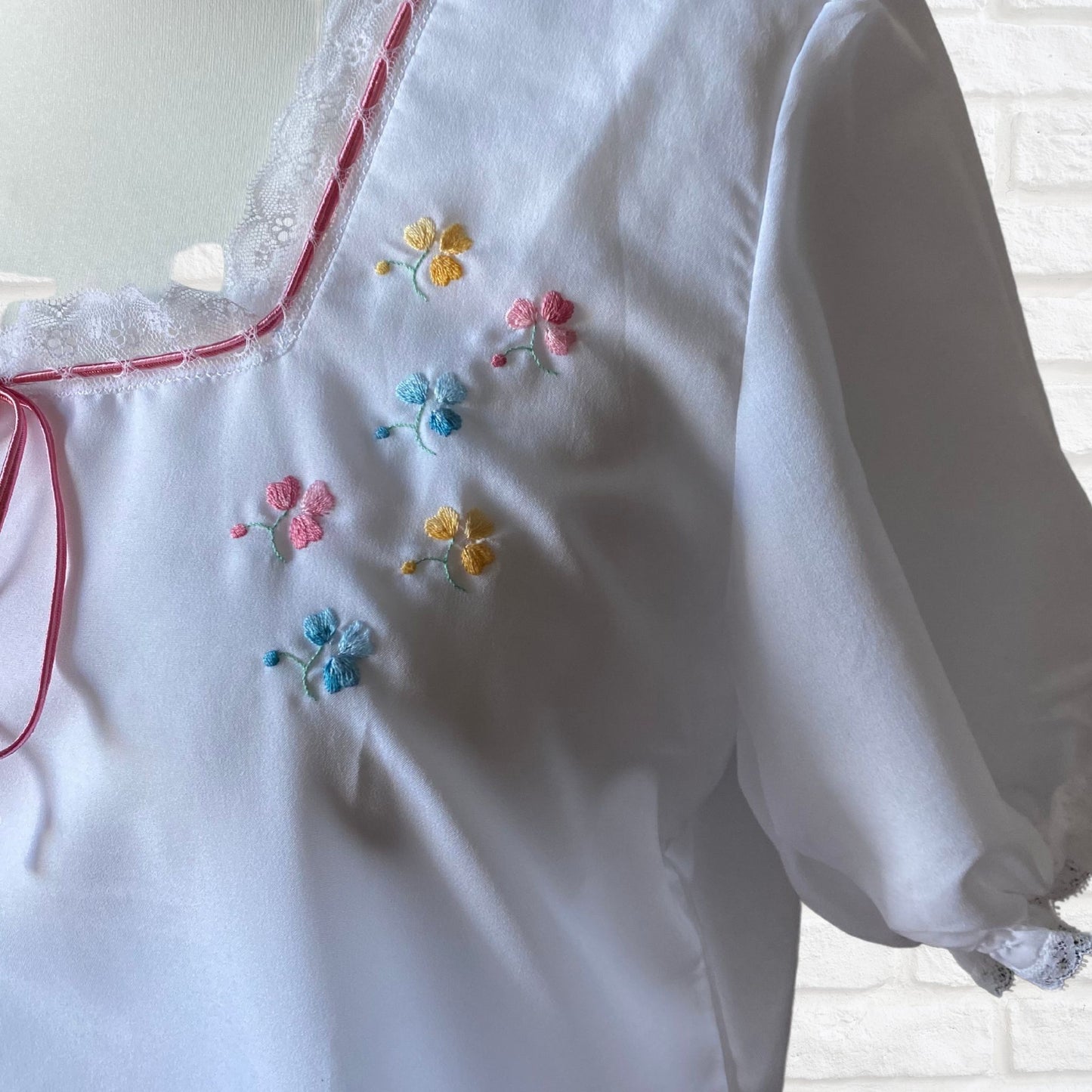 Vintage white puff sleeved nightgown with pink embroidered flower detail. Approx UK size 14-20