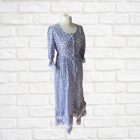 Vintage 70s Blue and White Floral Maxi Dress/Robe. Approx UK size 8-12