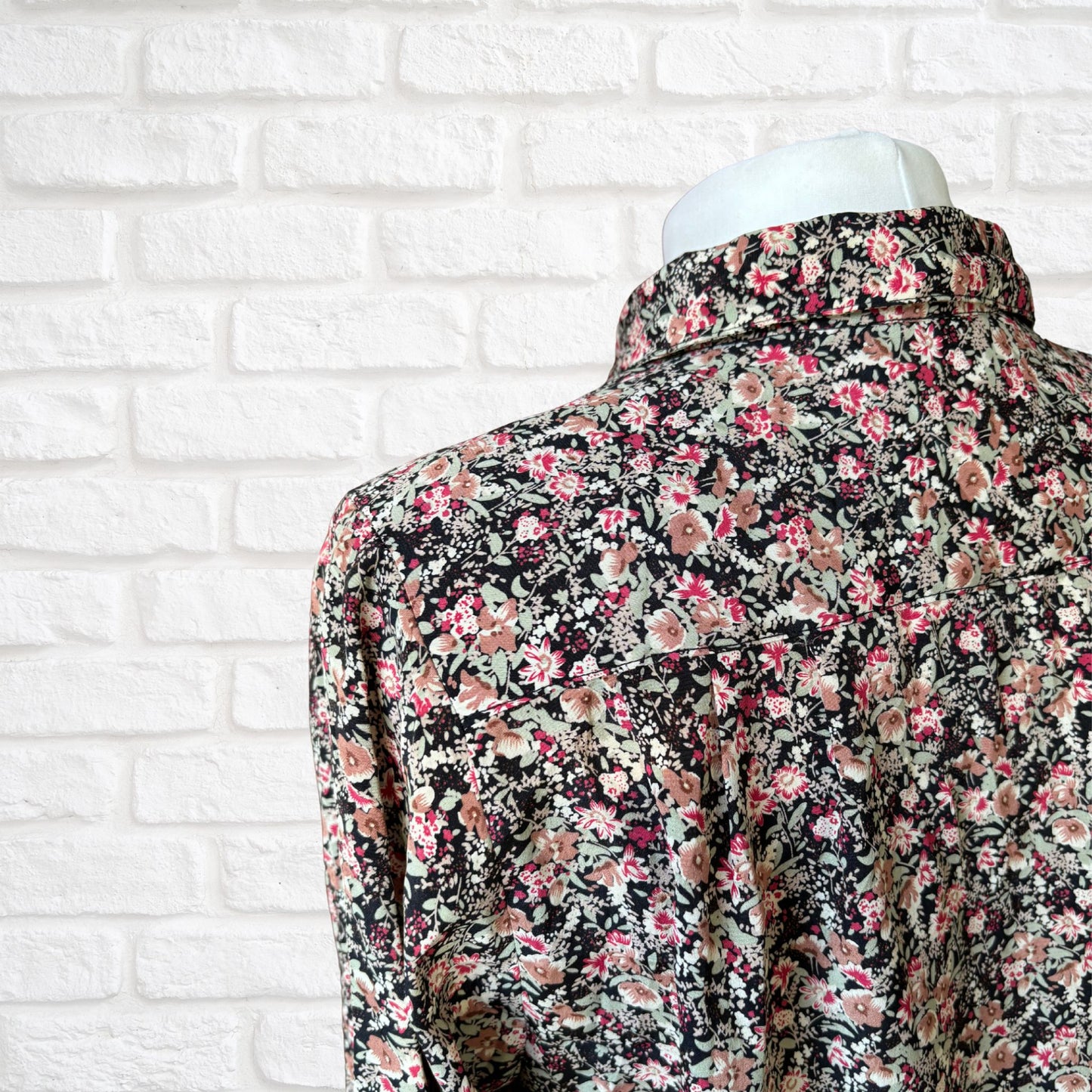 Pretty Dark Floral Long Sleeved Vintage 80s  Blouse . Approx UK size 18-22