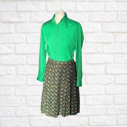 70s Vibrant Green Long Sleeved Vintage Blouse with Dagger Collar .  Approx UK size 10-12