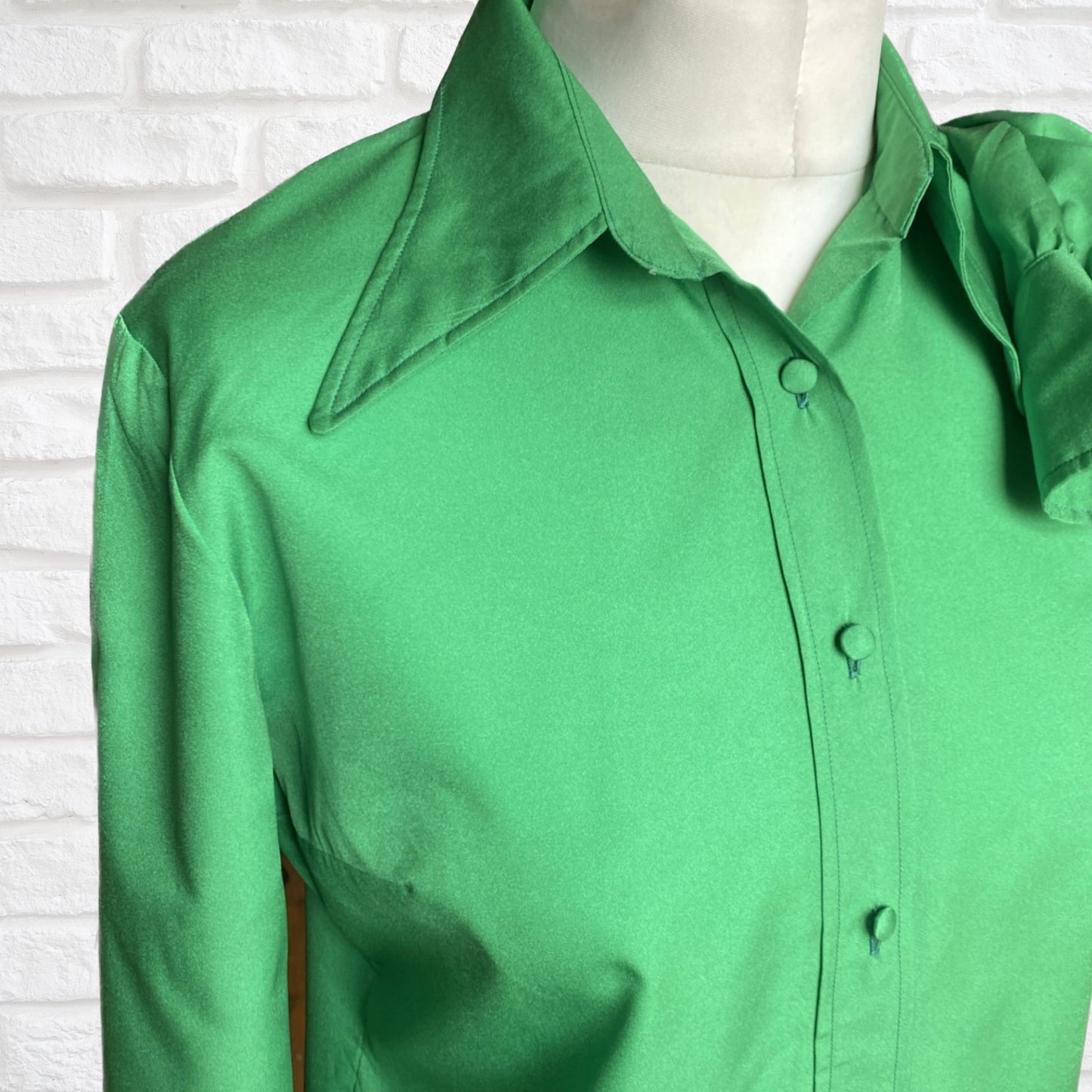 Vibrant green long sleeved 70s blouse. Approx UK size 10-14