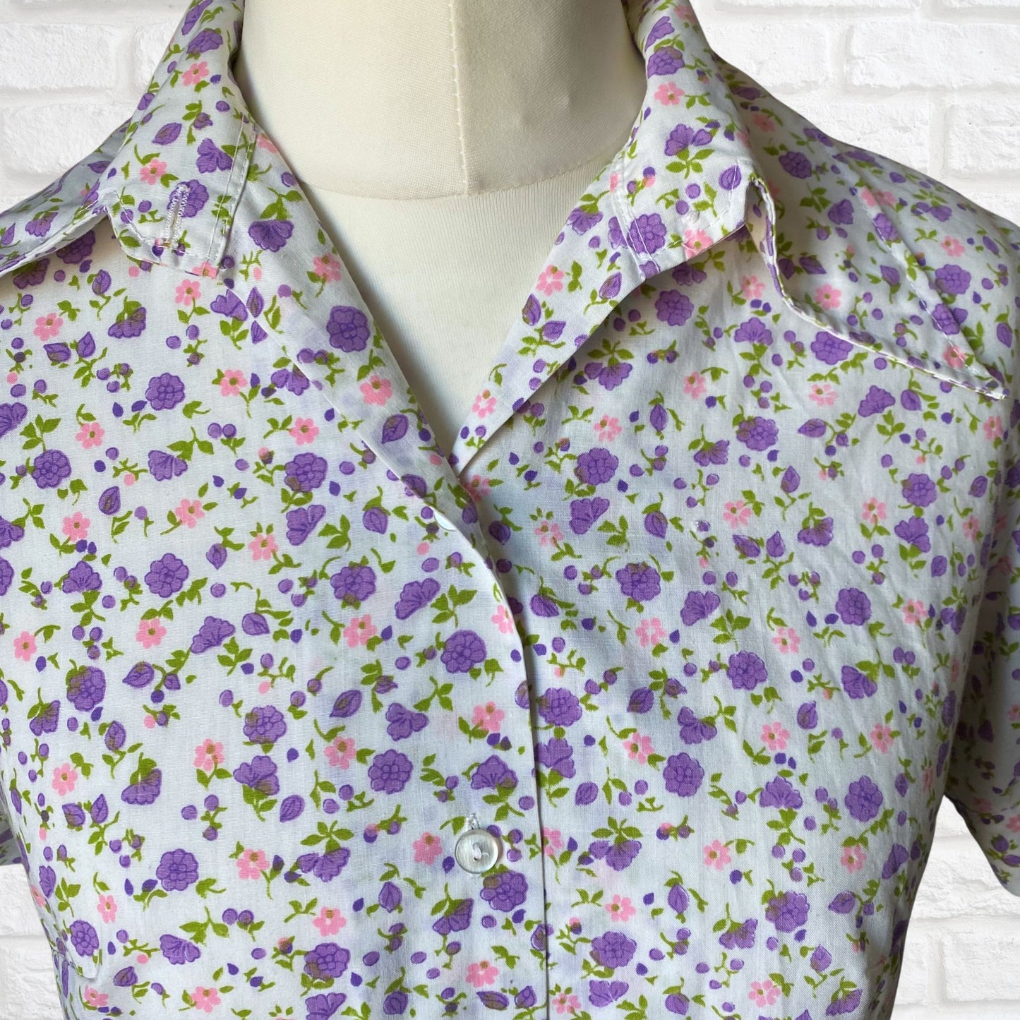 1970s white and lilac short sleeved floral shirt with dagger  collar Approx UK size 12-14