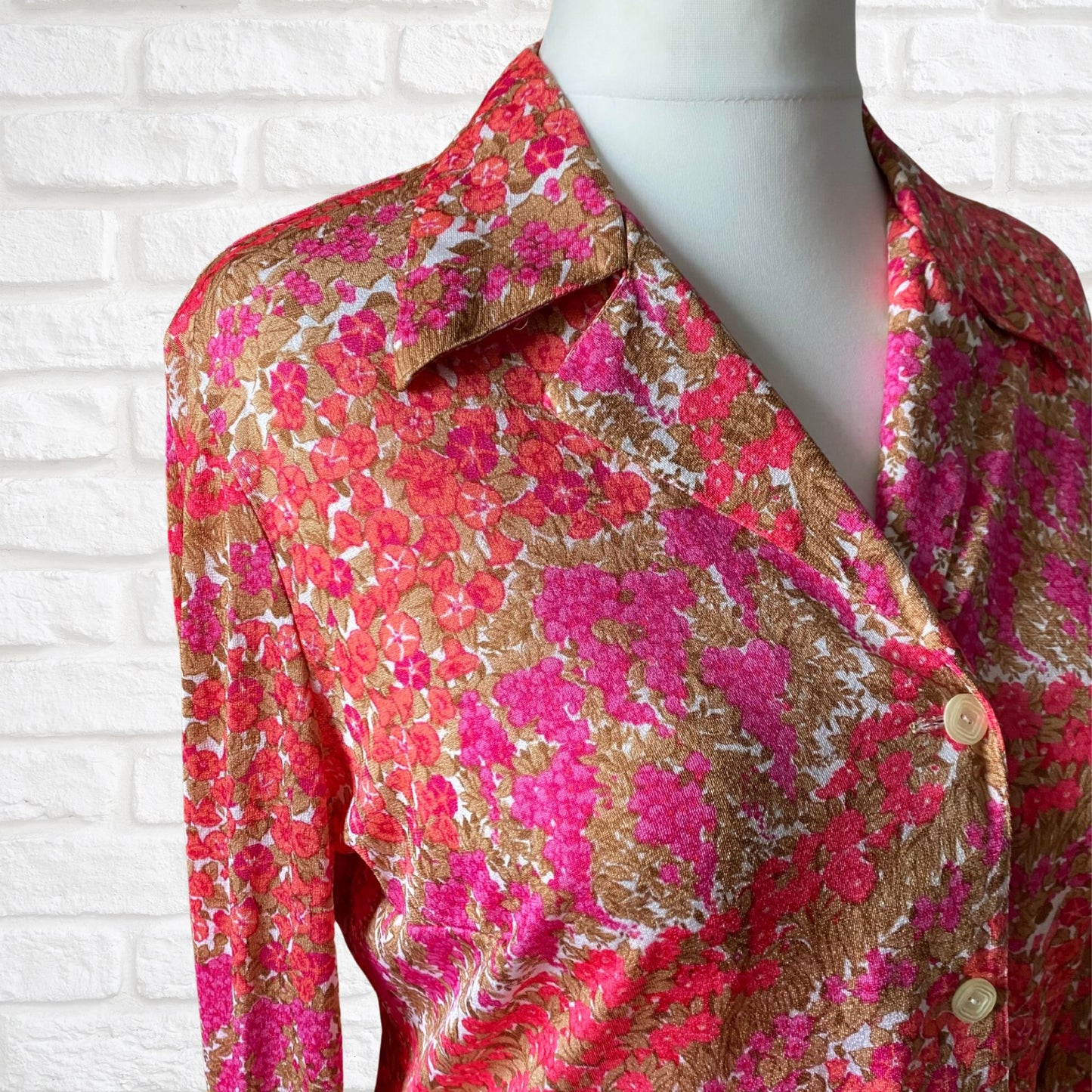 70s pink floral blouse with dagger collar and long cuffed sleeves.Approx UK size 14-16