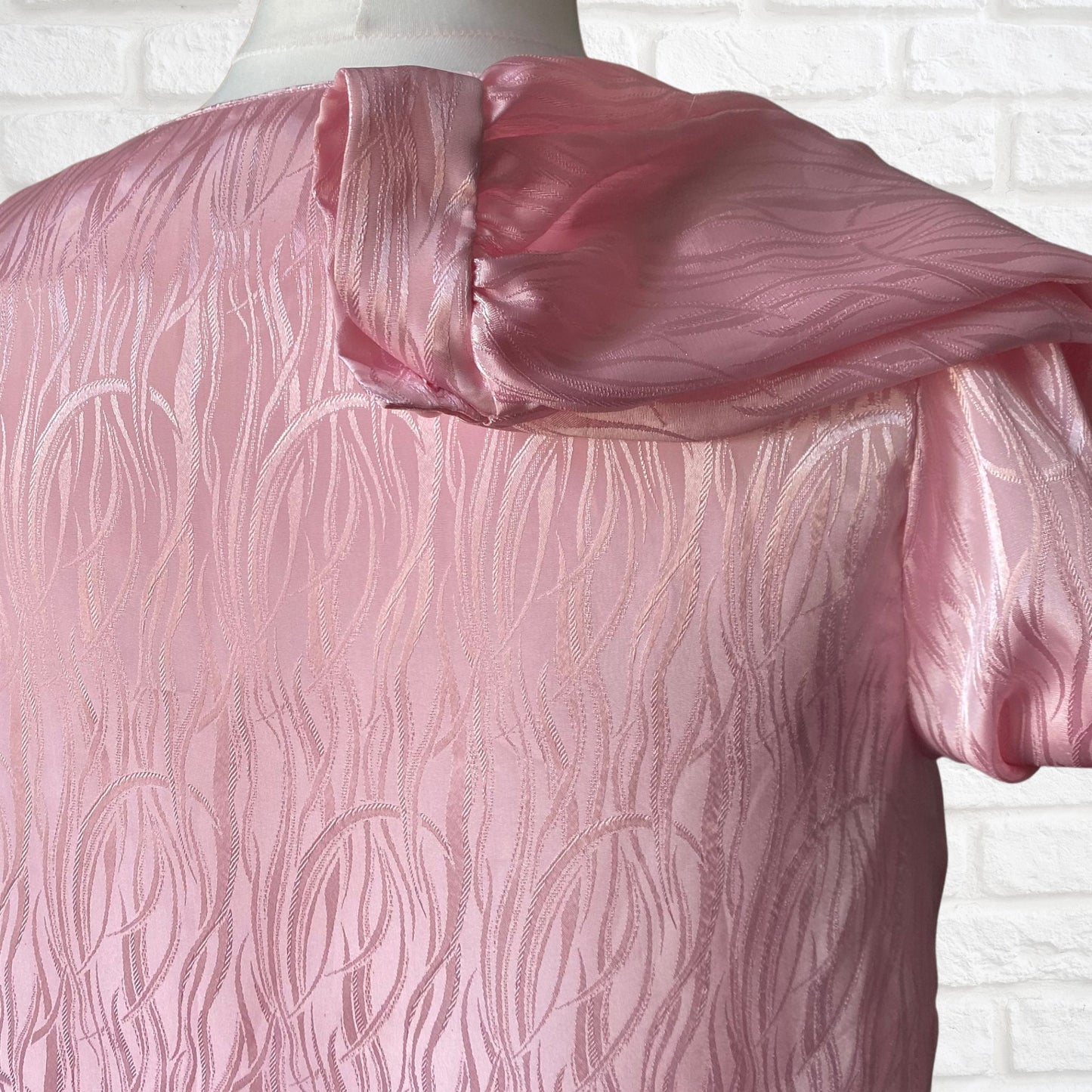 80s pink silk textured round neck blouse with pretty shoulder detail.   Approx  UK size 14-16