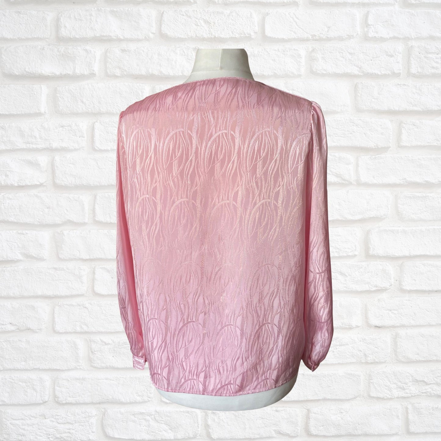 80s pink silk textured round neck blouse with pretty shoulder detail.   Approx  UK size 14-16