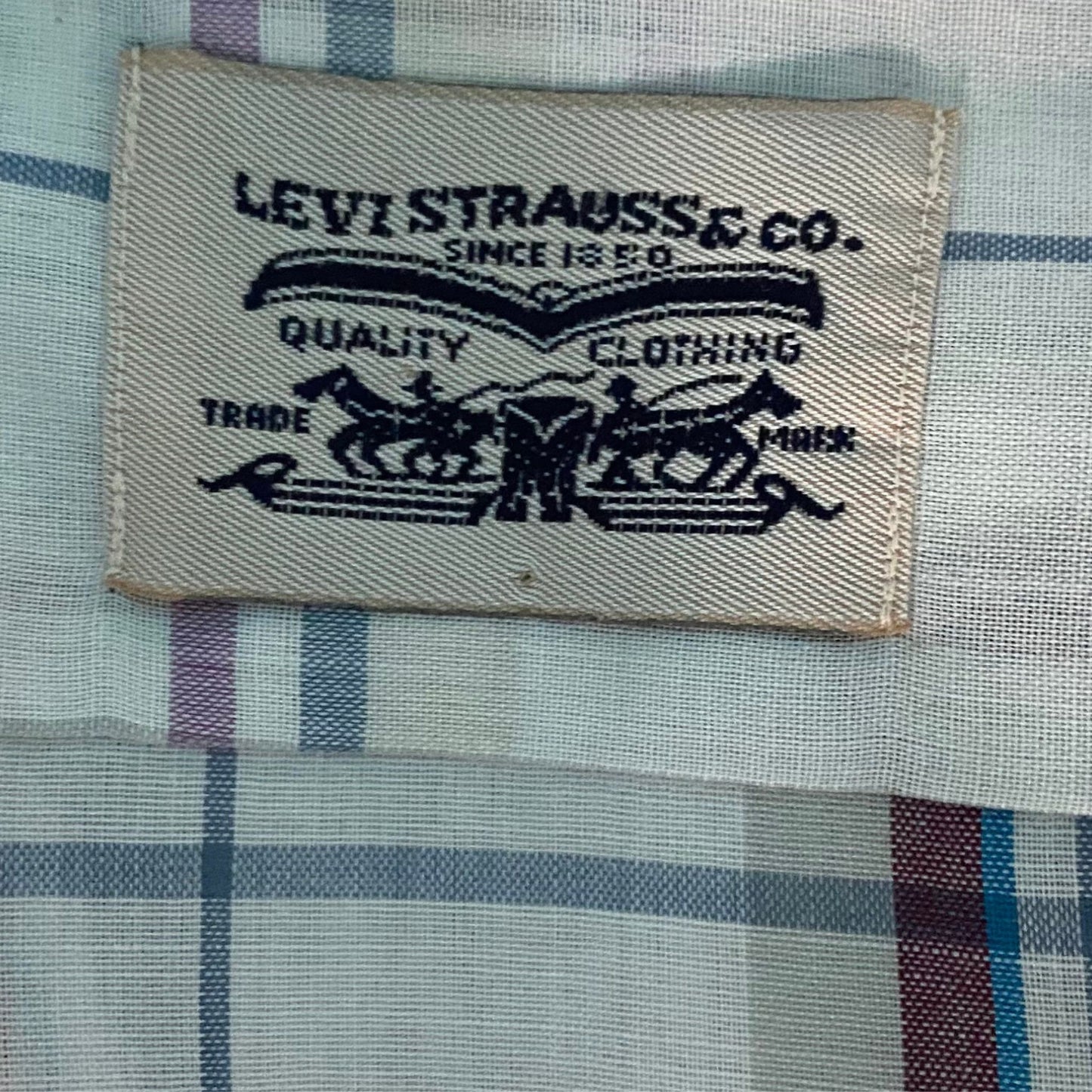 Vintage Levi's White Striped Cotton Shirt with Chest Pockets - Classic Style and Timeless Appeal . Approx UK size large (mens) 14-18  (women’s)